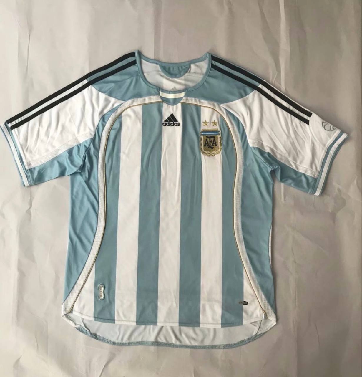 کیت اول تیم ملی فوتبال آرژانتین جام جهانی ۲۰۰۶ کلاسیک